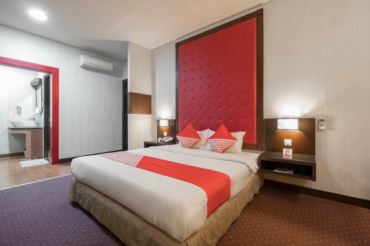 Oyo 821 Hotel Dinasti Makassar Exterior photo