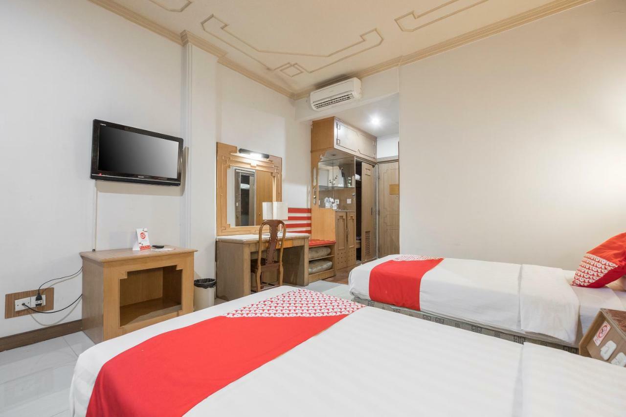 Oyo 821 Hotel Dinasti Makassar Exterior photo