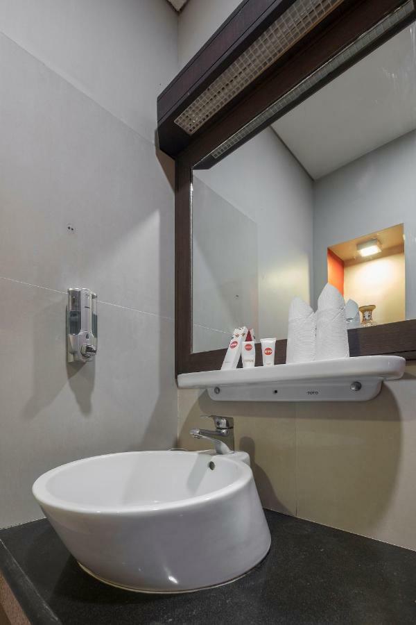 Oyo 821 Hotel Dinasti Makassar Exterior photo