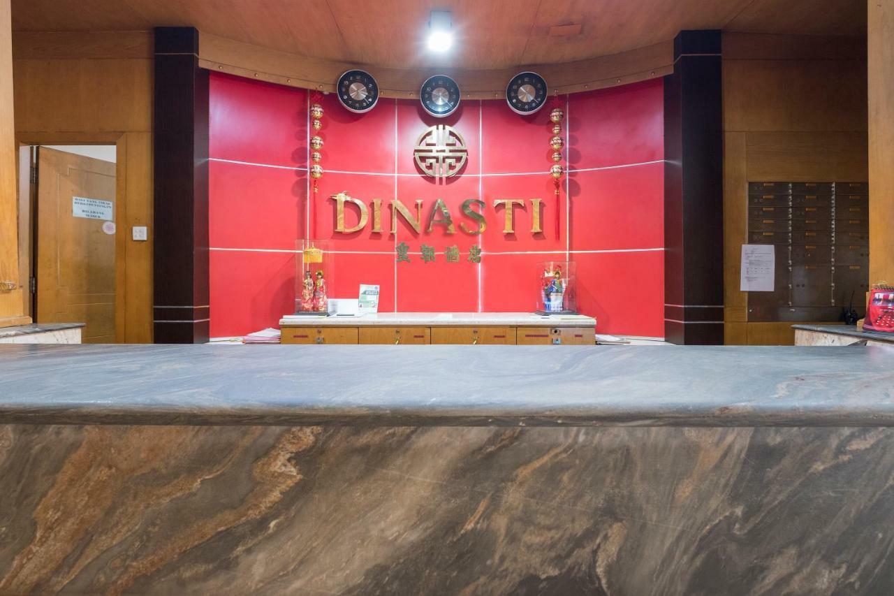 Oyo 821 Hotel Dinasti Makassar Exterior photo
